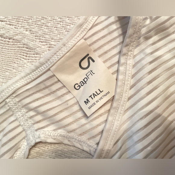 GAP Fit White Athletic Lightweight Curved Hem Muscle Tee Top Size Medium - Picture 4 of 7